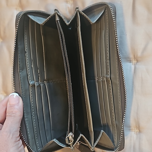 Coach Accordian Wallet EUC - Picture 4 of 8